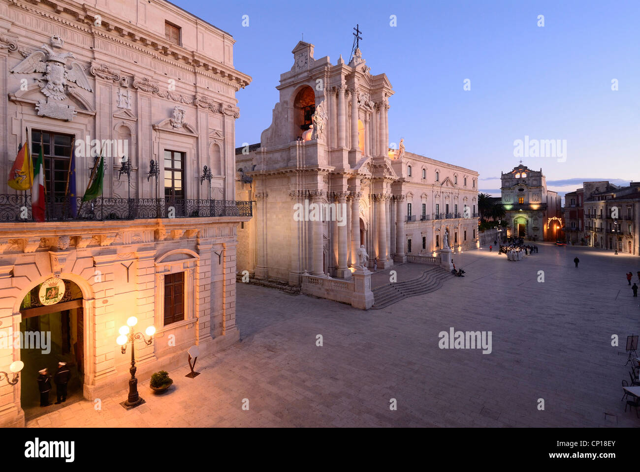 Siracuse. Sicily. Italy. Island of Ortygia. Piazza del Duomo. L-R; Municipio, Duomo, Church of Santa Lucia alla Badia. Stock Photo