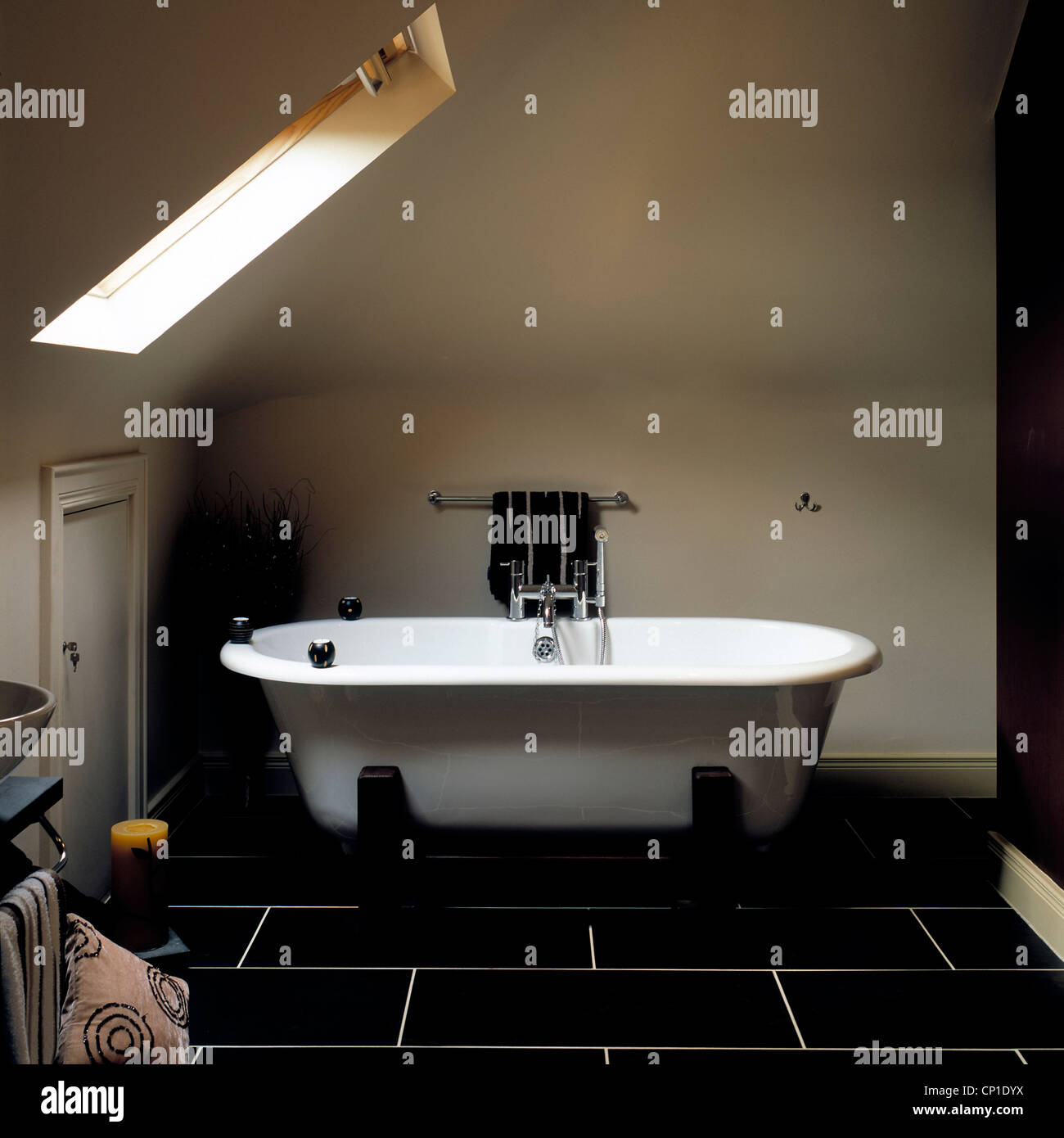 Freestanding bathtub in centre of modern bathroom Stock Photo Alamy