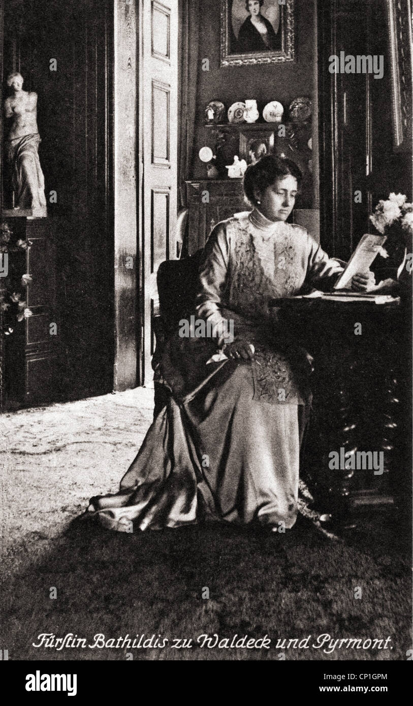 Bathildis, 21.5.1873 - 6.4.1962, Princess of Waldeck and Pyrmont 9.8.1895 - 13.11.1918, at the desk, picture postcard, circa 1910, , Stock Photo