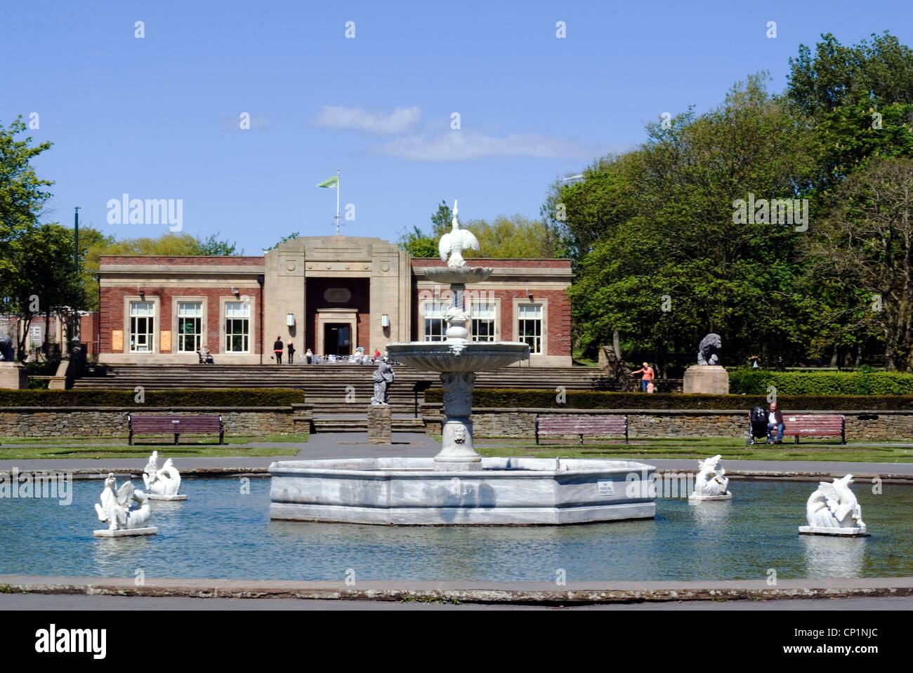 View of the fountain with the art deco cafe behind, Stanley Park