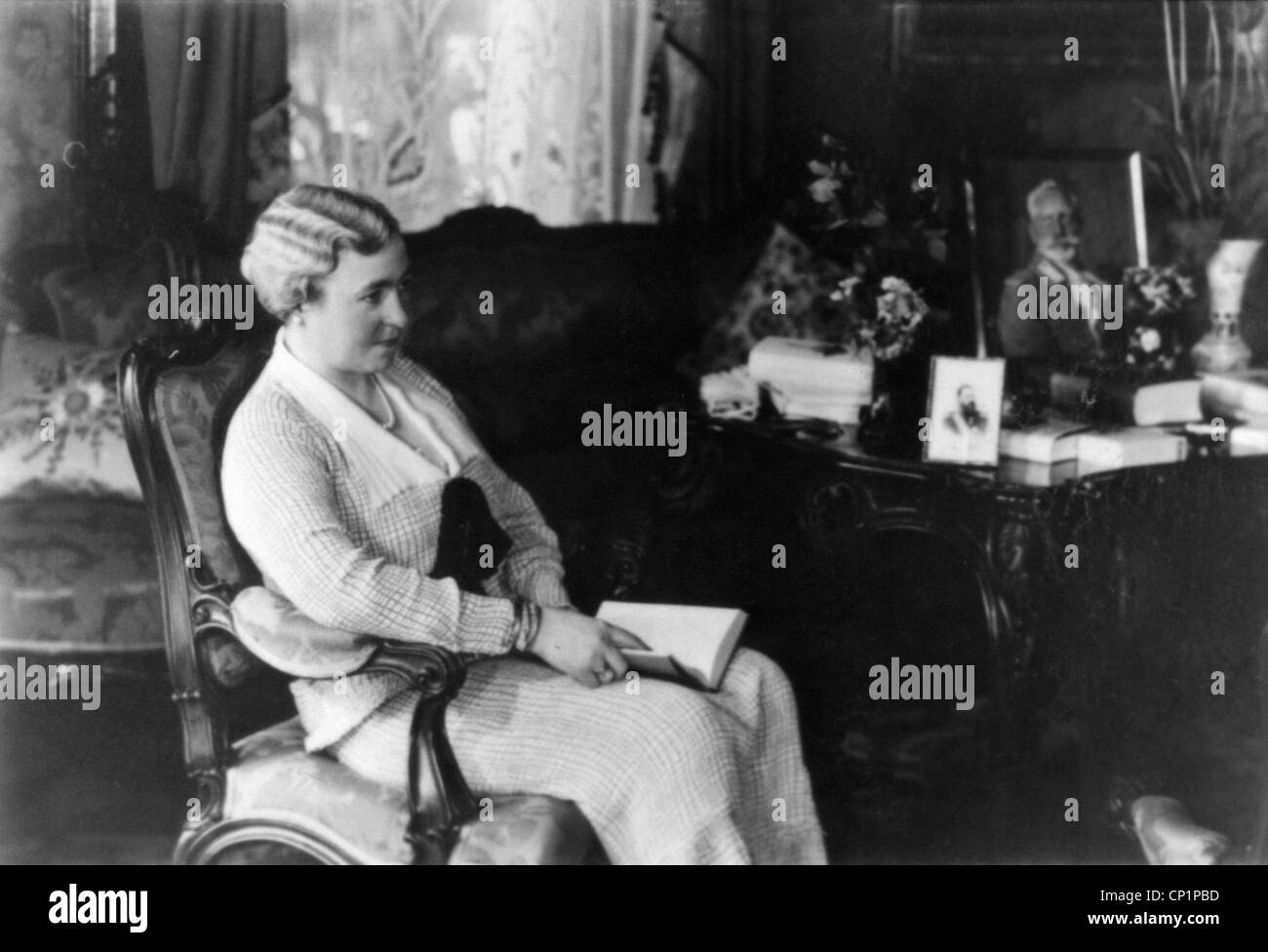 Hermine, 17.12.1887 - 7.8.1947, German Empress consort, sitting, Huis Doorn, Netherlands, 1930s, Stock Photo
