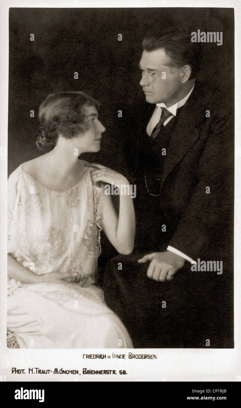 Brodersen, Friedrich, 1.12.1873 - 19.3.1926, German singer (baritone), with wife Linde, picture postcard, M. Traut, Munich, 1920s, Stock Photo