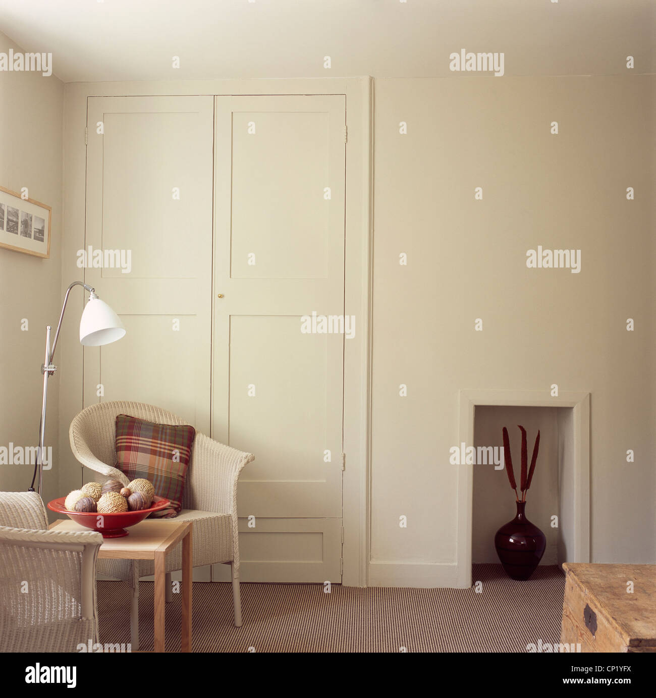 Bedroom with Lloyd loom chairs Stock Photo Alamy