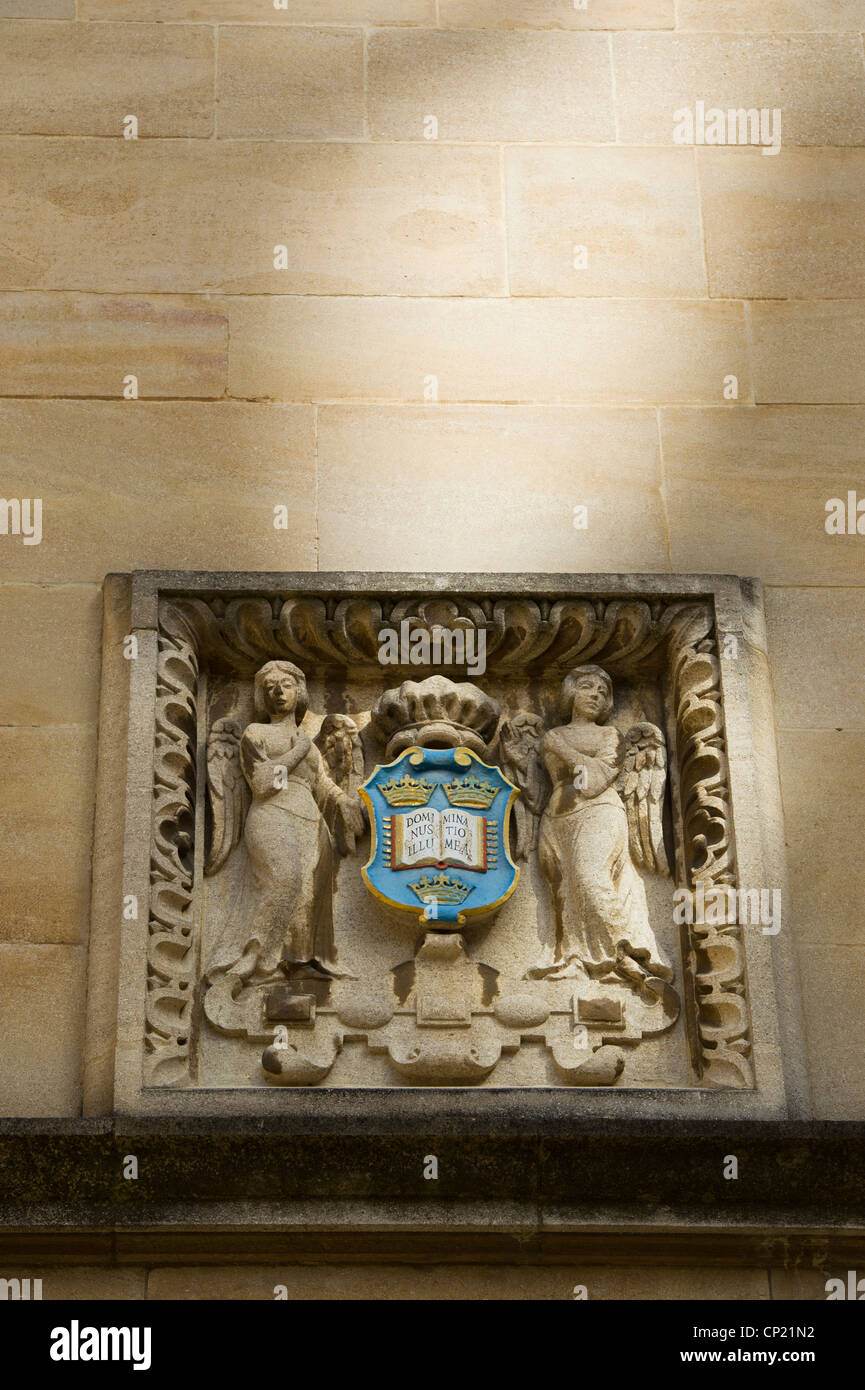 Carved Angels holding shield, Schools Quadrangle, Bodleian Library, Oxford England Stock Photo