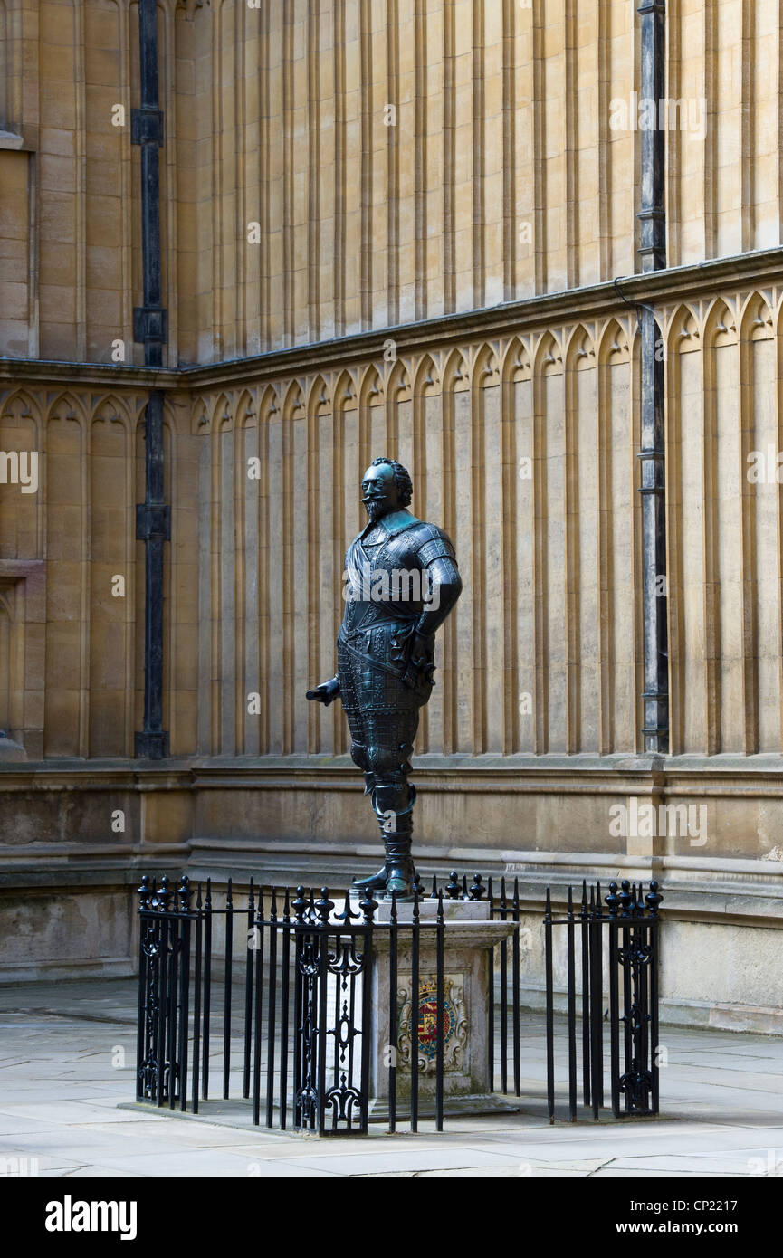 Bodleian Library quad, Earl of Pembroke, William Herbert statue. Oxford
