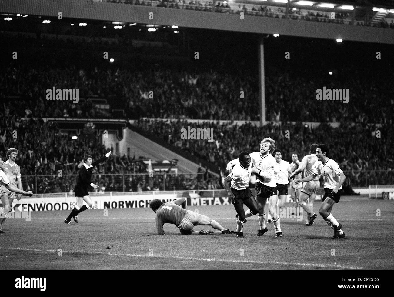 FA Cup Final replay Manchester City V Tottenham Hotspur at Wembley 14/5/1981 Spurs Garth Crooks celebrates his goal with Steve Archibald Stock Photo