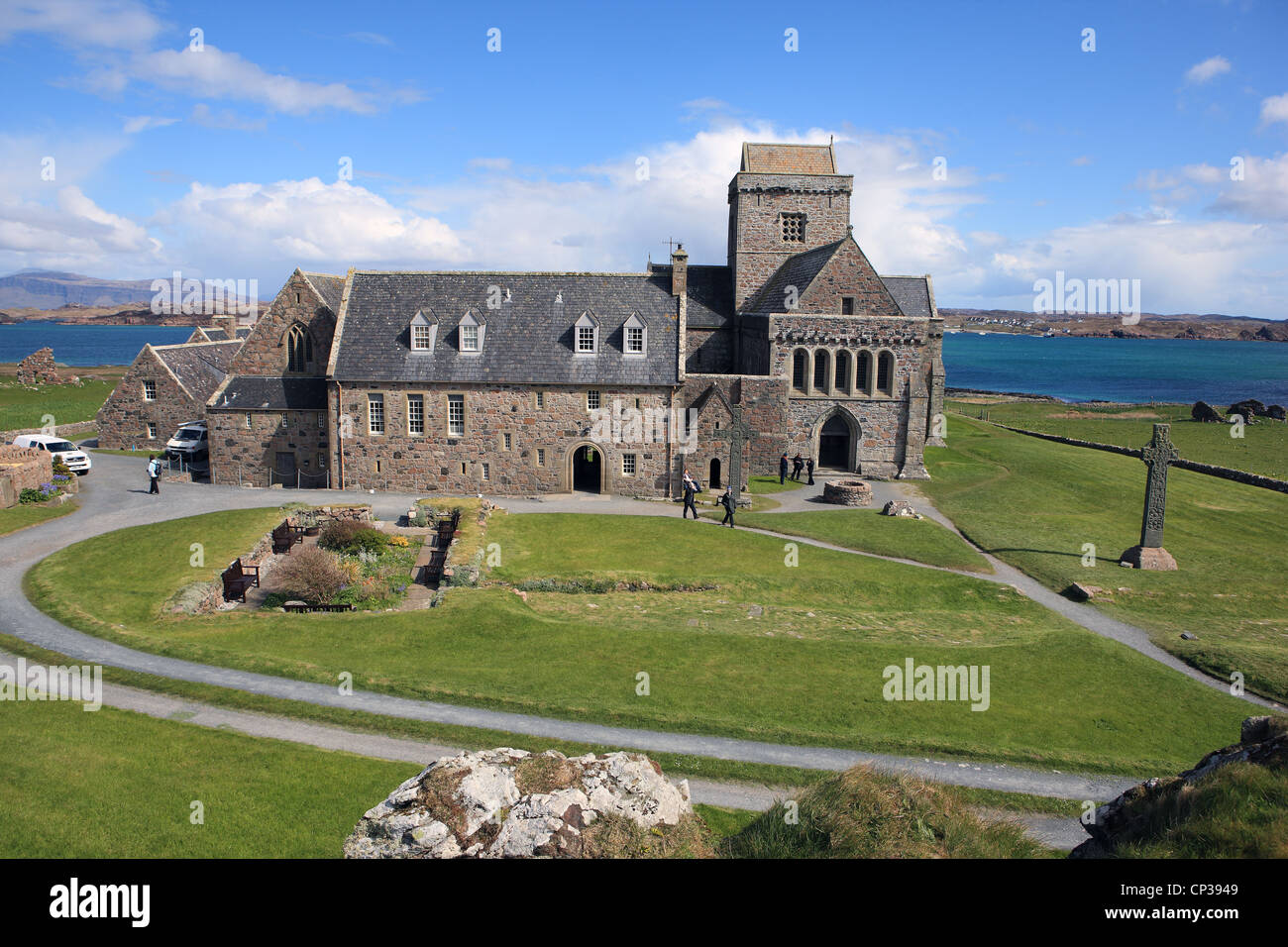 Visitors at Iona Abbey on the Isle of Iona in Scotland Stock Photo Alamy