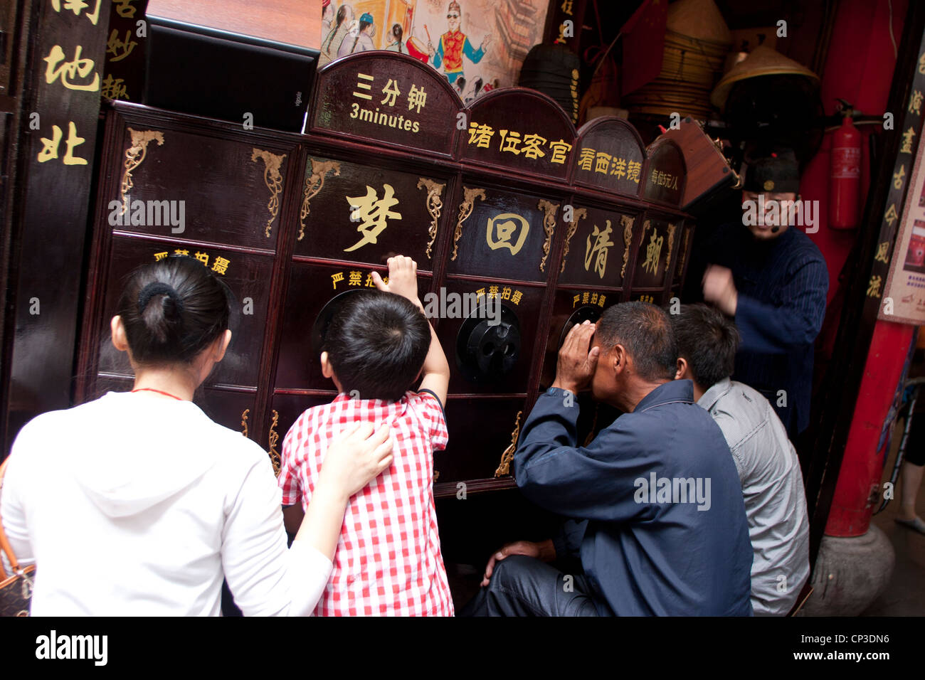 Old fashioned, 3 minute, peep show,with story-teller, in a street in the Old city, Shanghai, China. Stock Photo