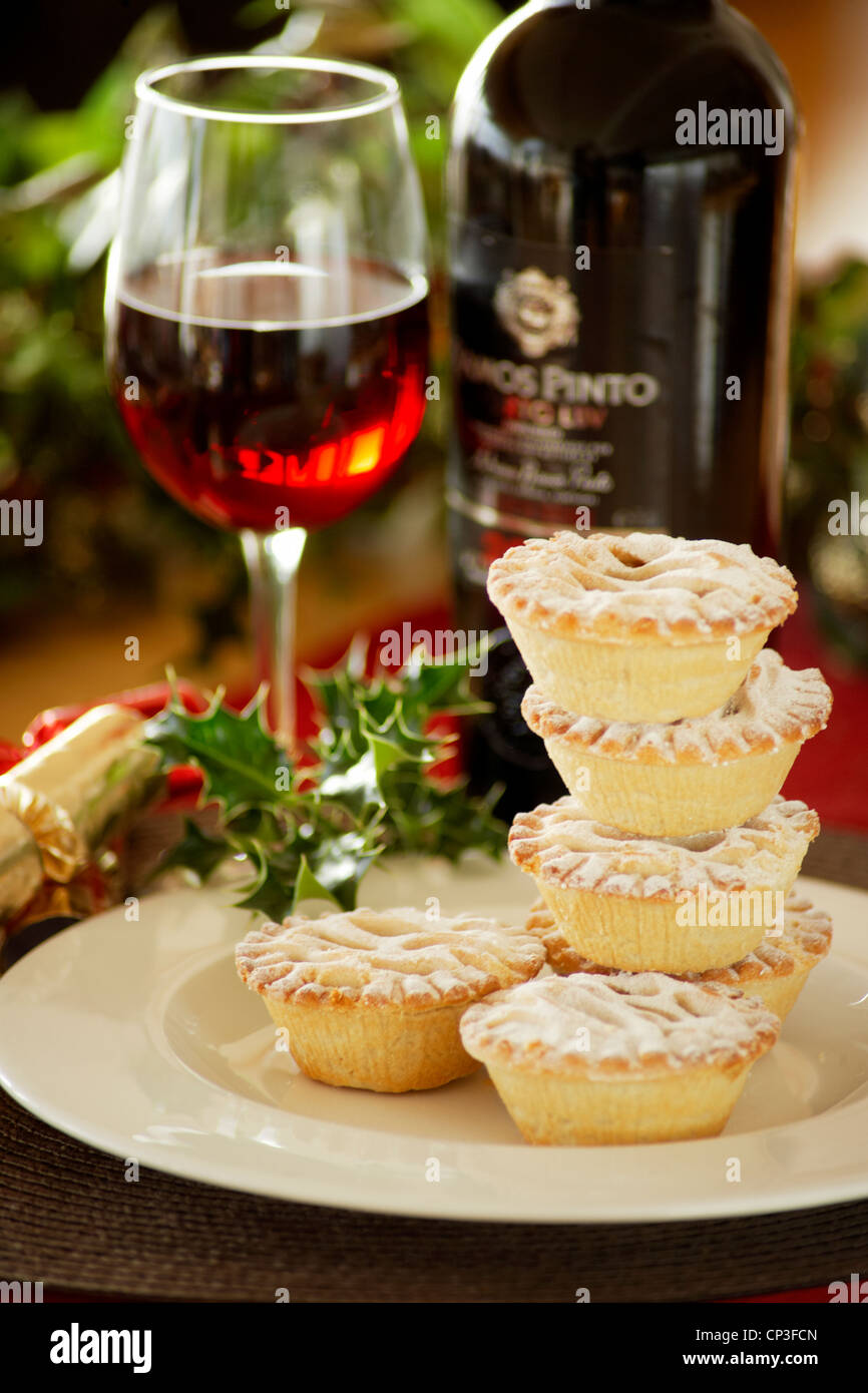 Mince pies dusted with icing sugar and ready for serving with mulled ...