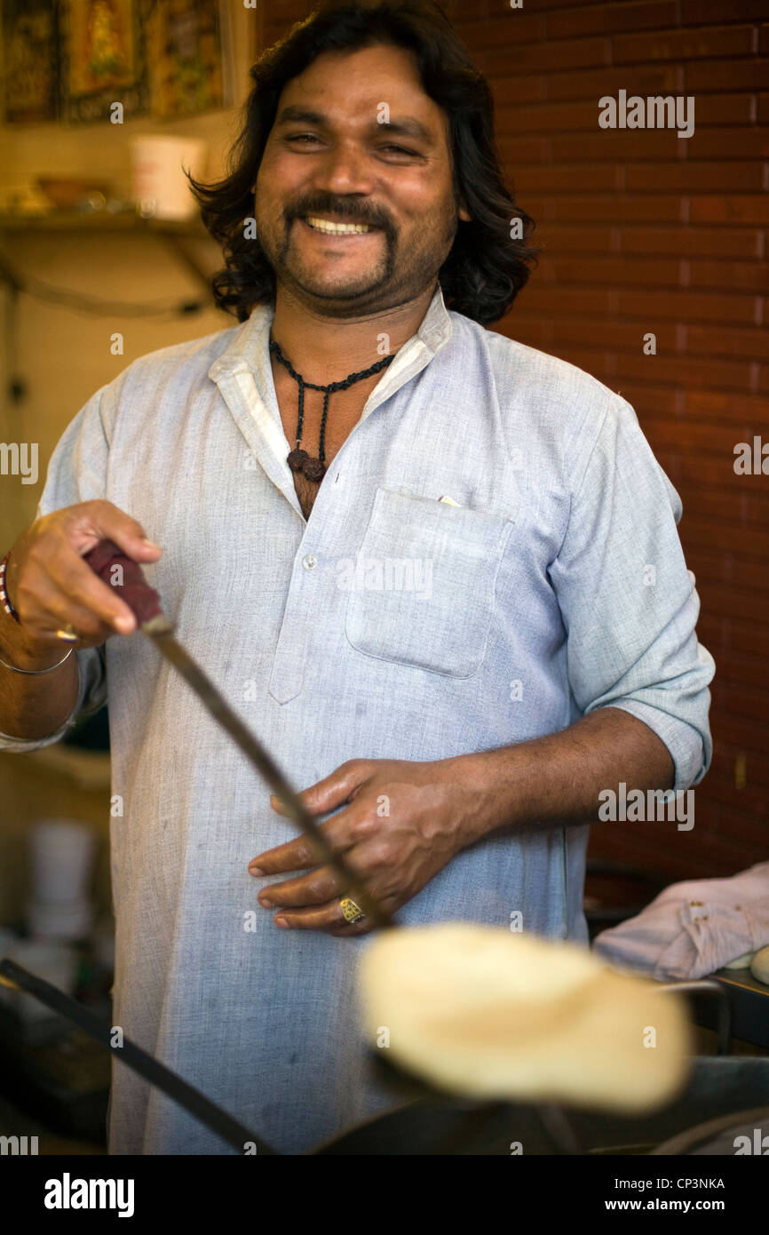 Sanjay preparing a fried bread dish in Ghantewallah Confectionery shop on Chadni Chowk, Delhi, India Stock Photo