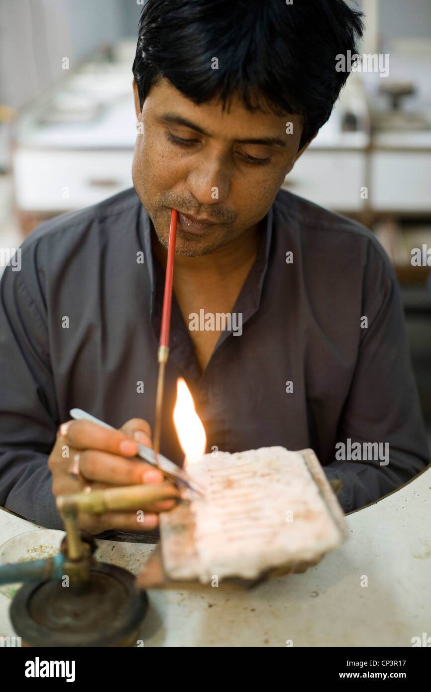 A worker making fine jewelery at the Gem Palace, Jaipur's foremost jewelers, Jaipur, India Stock Photo