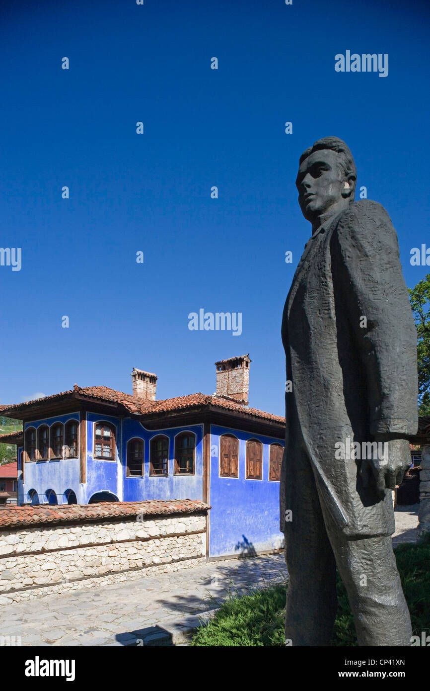 Bulgaria - Koprivshtitsa. Typical house and a statue of Todor Kableshkov Stock Photo