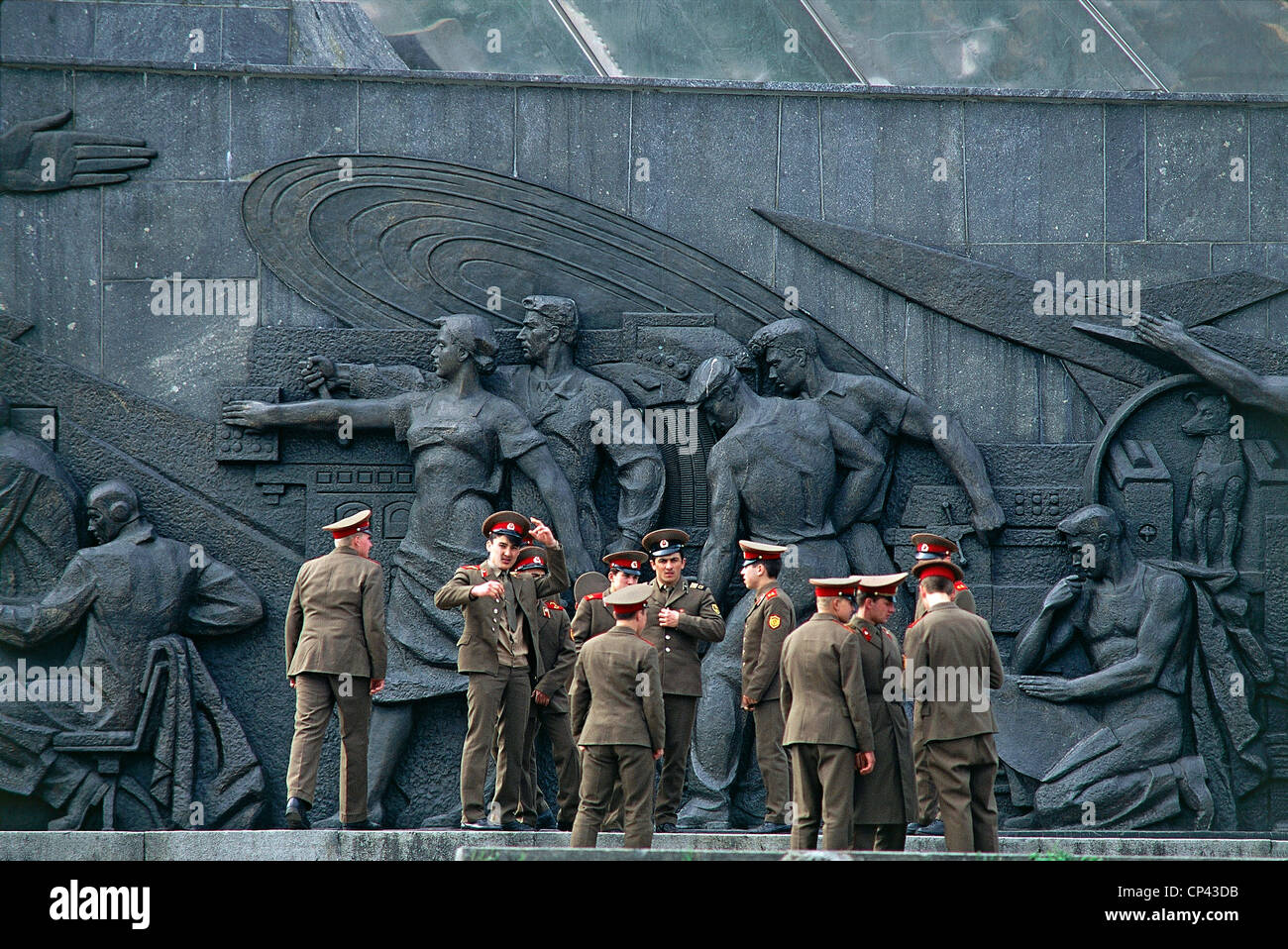 Russia XX century. Eighties - Soldiers of the Red Army in front of a monument-style real-socialist Stock Photo