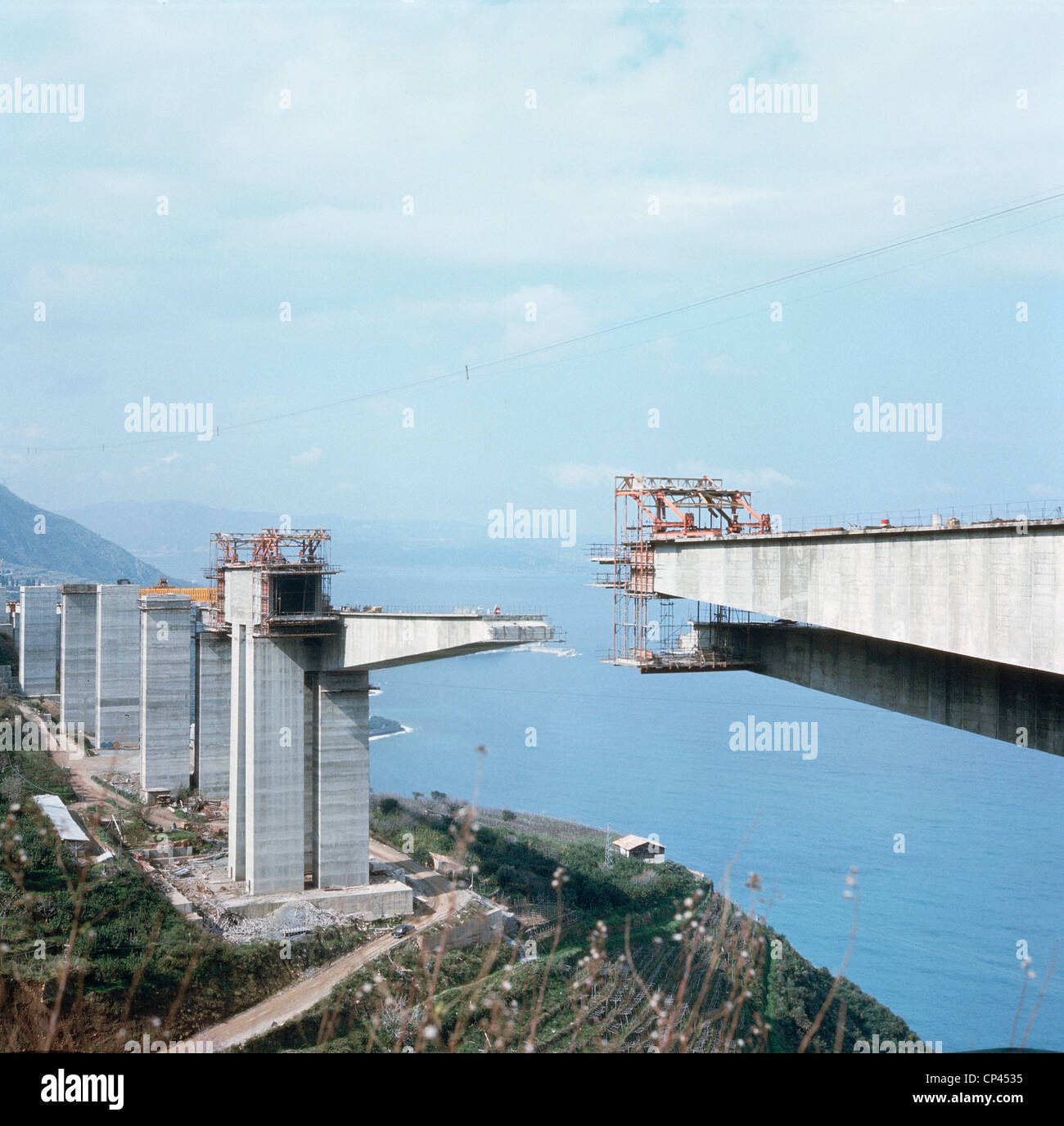 Italy, twentieth century. Construction of prestressed concrete bridge with cantilevered segments on Salerno-Reggio Calabria. Stock Photo