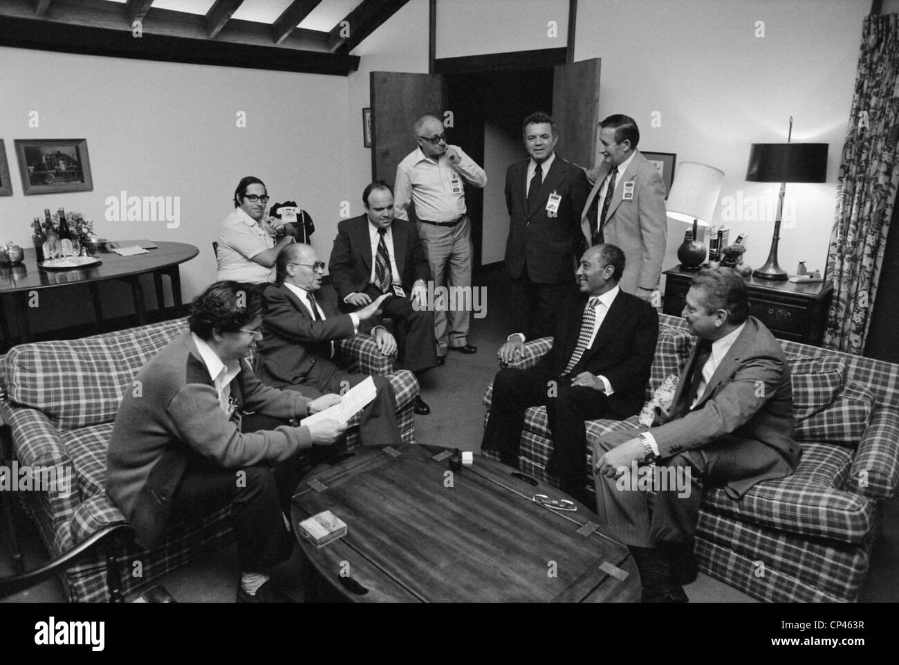 Menahem Begin and Anwar Sadat with members of the Israeli and Egyptian delegation at Camp David. Such cordiality between Begain Stock Photo