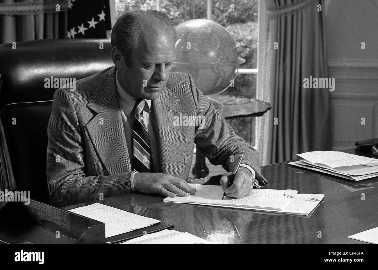 President Ford signs his a special message to Congress outlining a program to combat crime. June 19 1975 Stock Photo