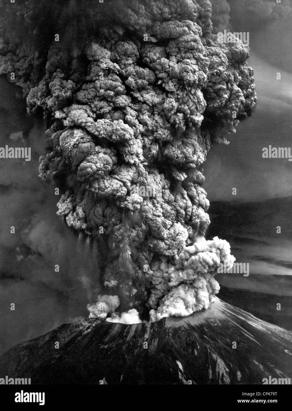 Mount St. Helens in eruption showing the upper third of the mountain. May 18 1980. Stock Photo