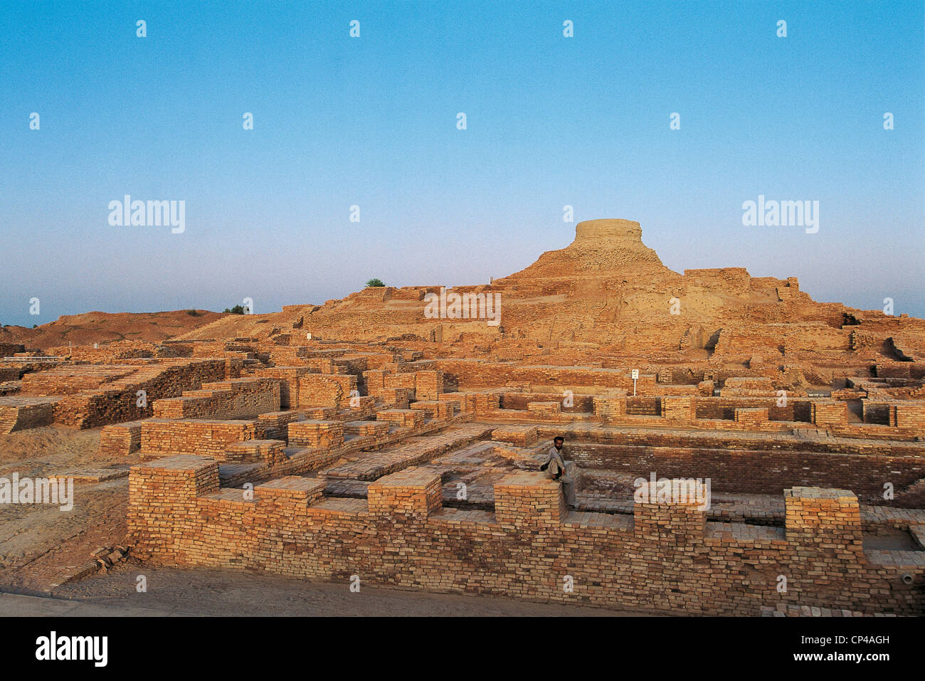 Pakistan - Sind - Mohenjo-daro, archaeological ruins (a World Heritage Site by UNESCO, 1980). The stupa and the bath. Stock Photo