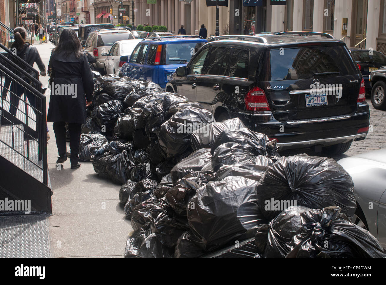 https://c8.alamy.com/comp/CP4DWM/piles-of-trash-in-plastic-bags-await-pick-up-curbside-in-new-york-CP4DWM.jpg