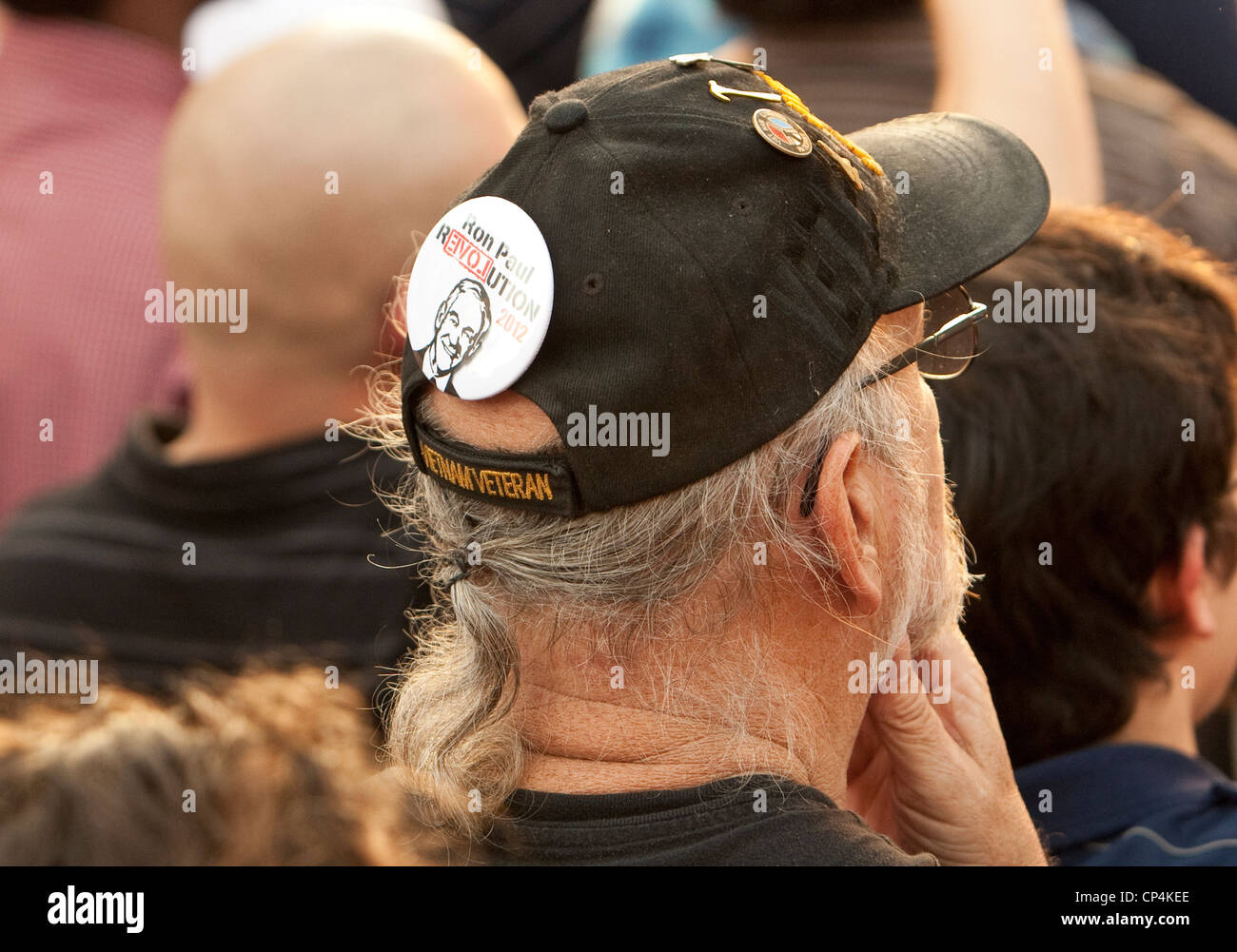 Man wearing baseball hat with political campaign button pro Ron Paul in Texas Stock Photo