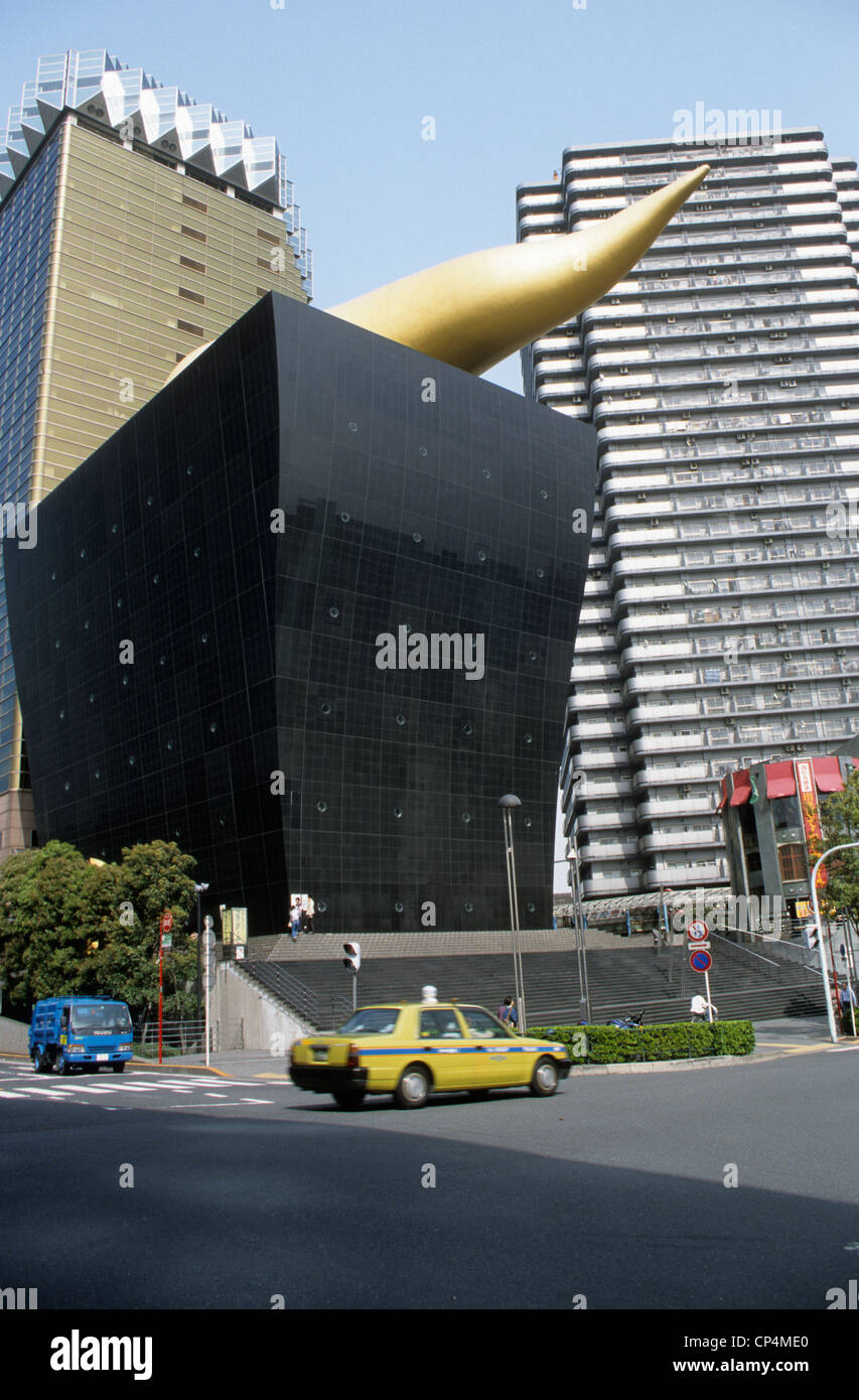 Japan, Tokyo, Sumida, the Asahi Flamme d'Or building, locally known as the 'golden turd' one of the landmark buildings of Tokyo Stock Photo