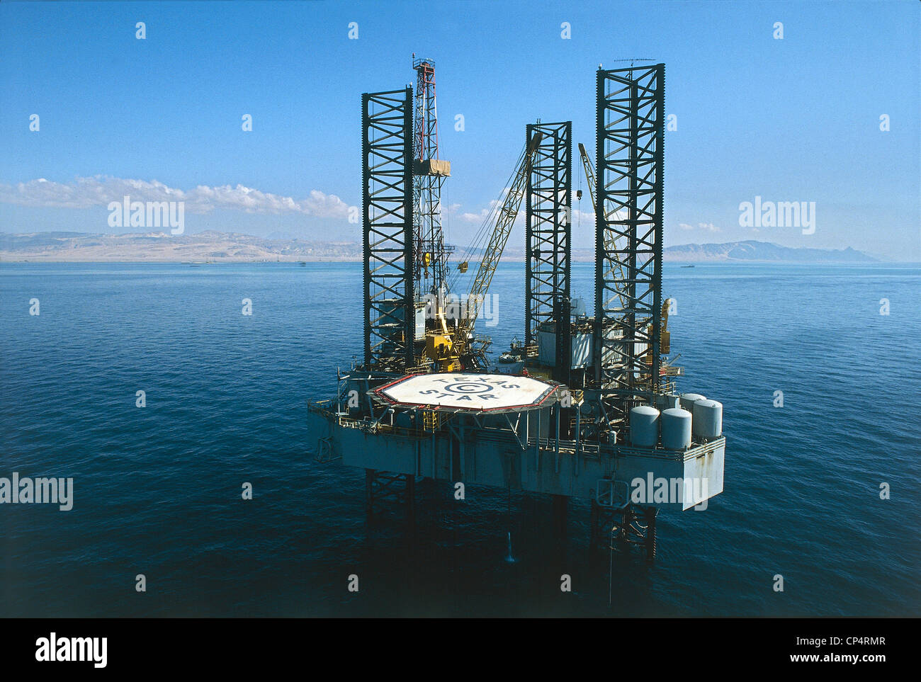 Egypt oil rig in the Gulf of Suez in the face of El Bilaiyim the Red