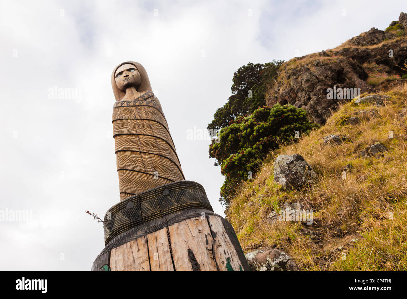 Pouwhenua or pou whenua (land post) erected for a Te Kawerau a Maki ancestress, Ngati Tangiaro Taua on Lion Rock at Piha beach, New Zealand Stock Photo