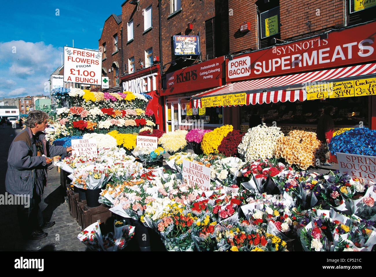 Ireland - Dublin. Moore Street, sale of cut flowers to the market. Stock Photo