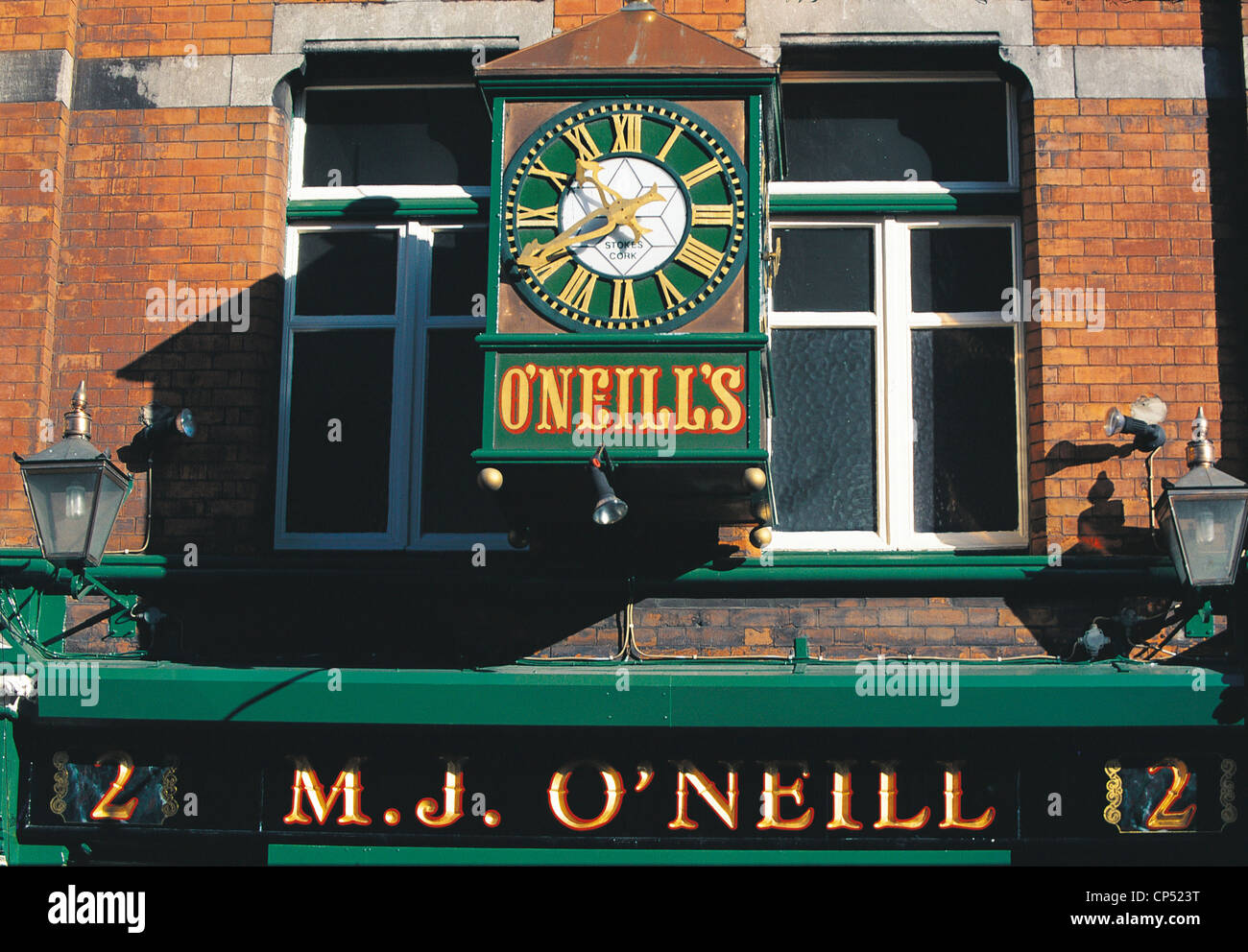 Ireland Dublin. Suffolk Street. Teaching with clockiron to three