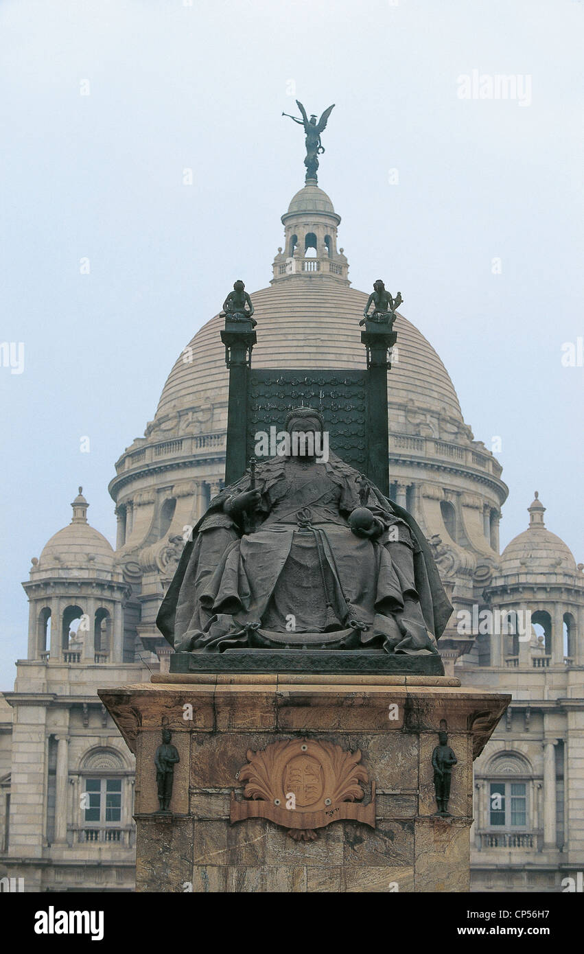 India Calcutta. Victoria Memorial, a bronze statue of Queen Victoria