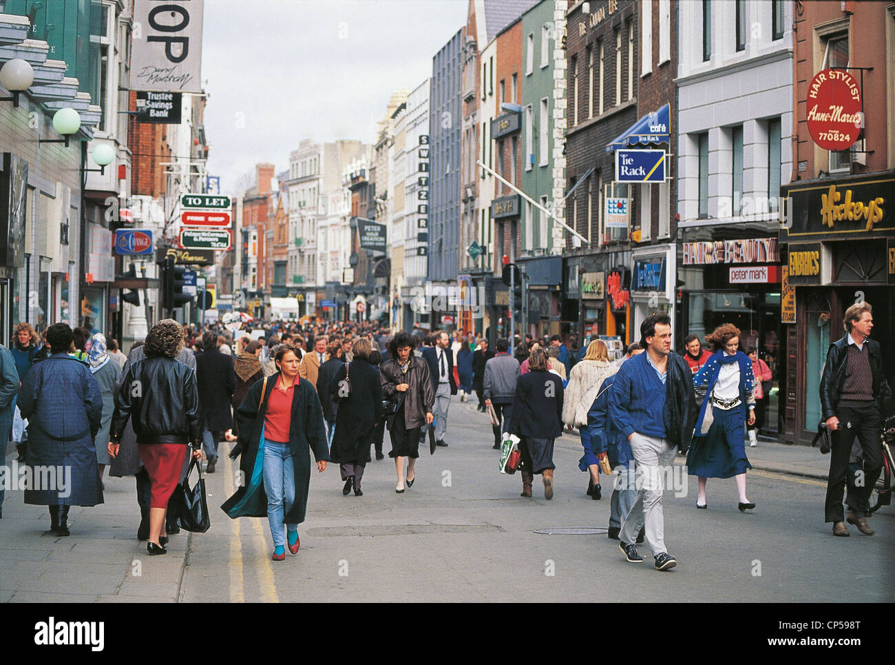 IRELAND DUBLIN LIFE IN Gratton STREET SCENE Stock Photo - Alamy