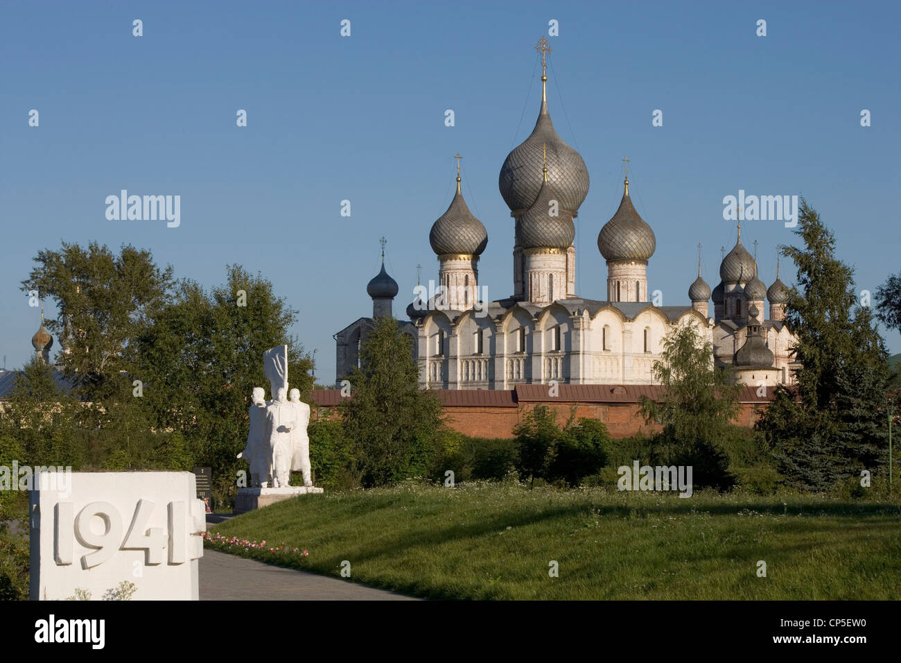 Russia Rostov. monument to victory in Great Patriotic War (1941-1945) backdrop of Kremlin (Kreml ', 1670-1683) Stock Photo