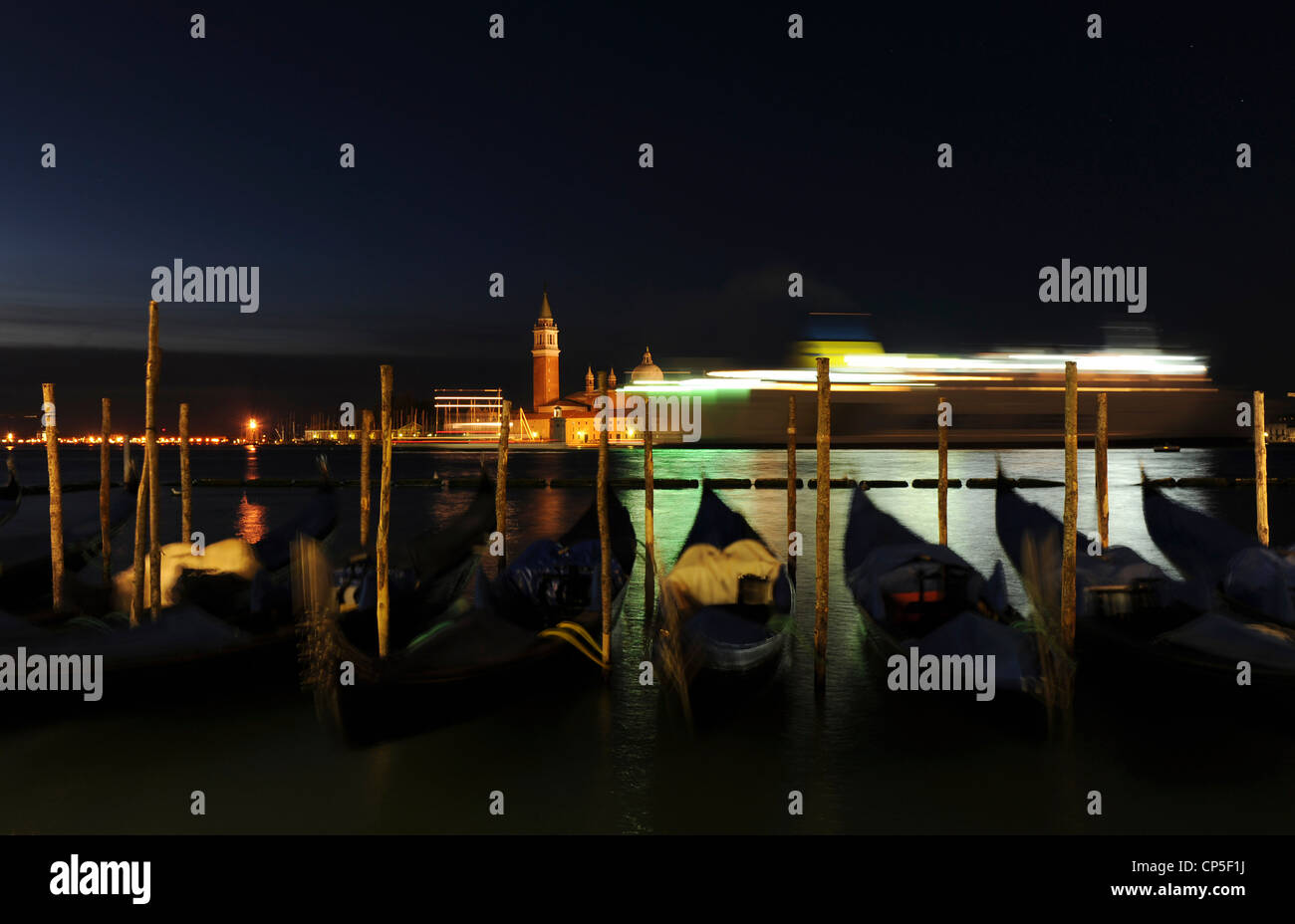 Gondolas cruise ship venice hi-res stock photography and images - Alamy