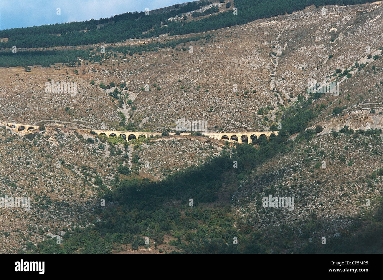 Abruzzo - Parco Nazionale della Maiella. Stretch of rail Sulmona (Aq) - Carpinone (Is). Stock Photo