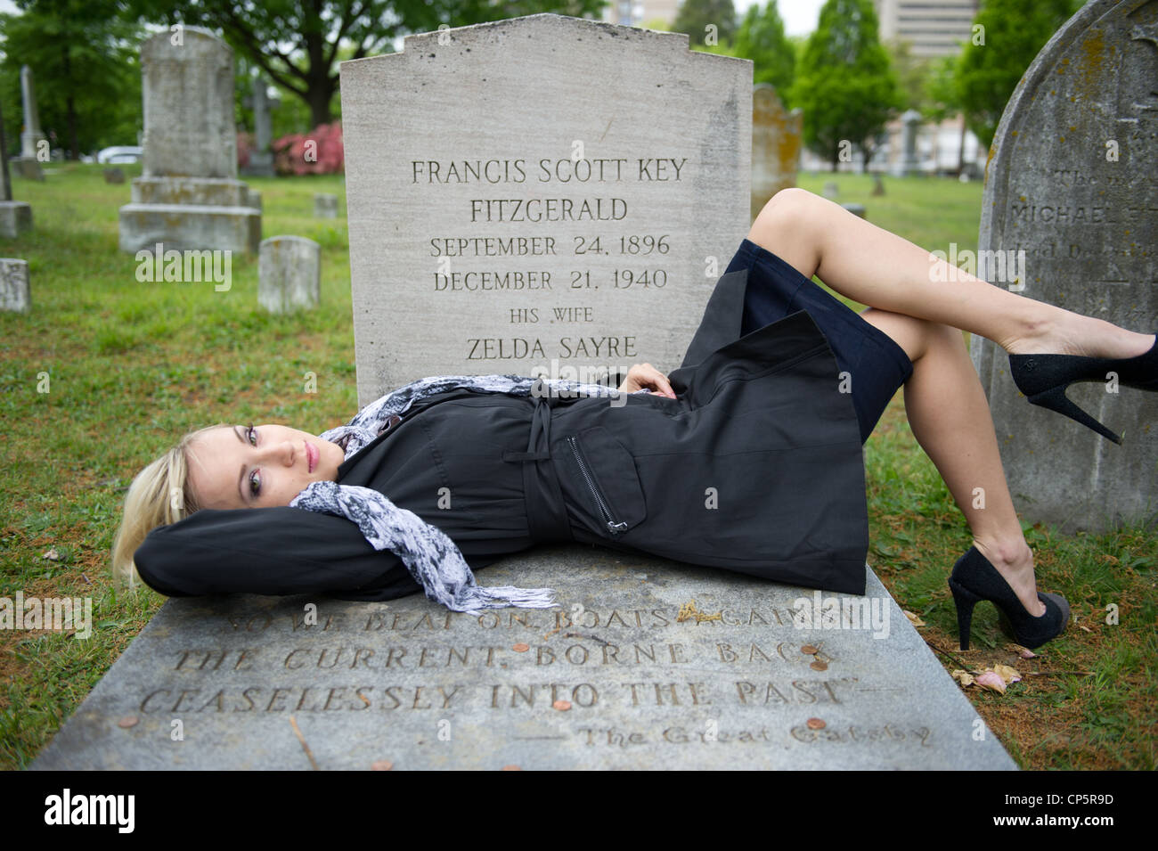 Pushing up the Daisy - Blonde woman at F.Scott Fitzgerald Gravesite with Great Gatsby quote, Rockville Maryland Stock Photo