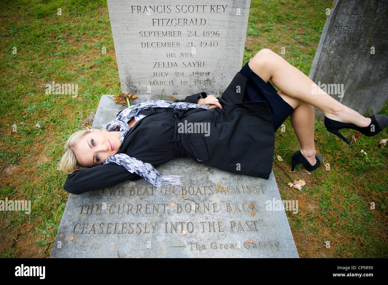 Pushing up the Daisy - Blonde woman at F.Scott Fitzgerald Gravesite with Great Gatsby quote, Rockville Maryland Stock Photo