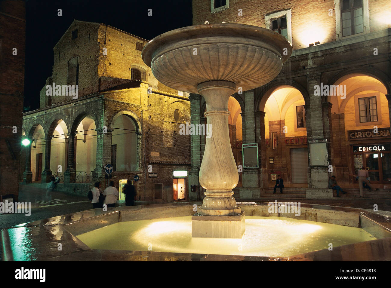 BRAND REPUBLIC OF FOUNTAIN SQUARE URBINO Catalucci NIGHT Stock Photo ...