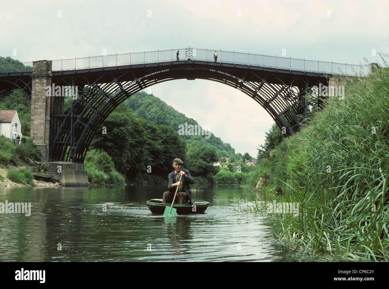 Ironbridge Coracle maker Eustace Rogers on the River Severn 1982 PICTURE BY DAVID BAGNALL Stock Photo