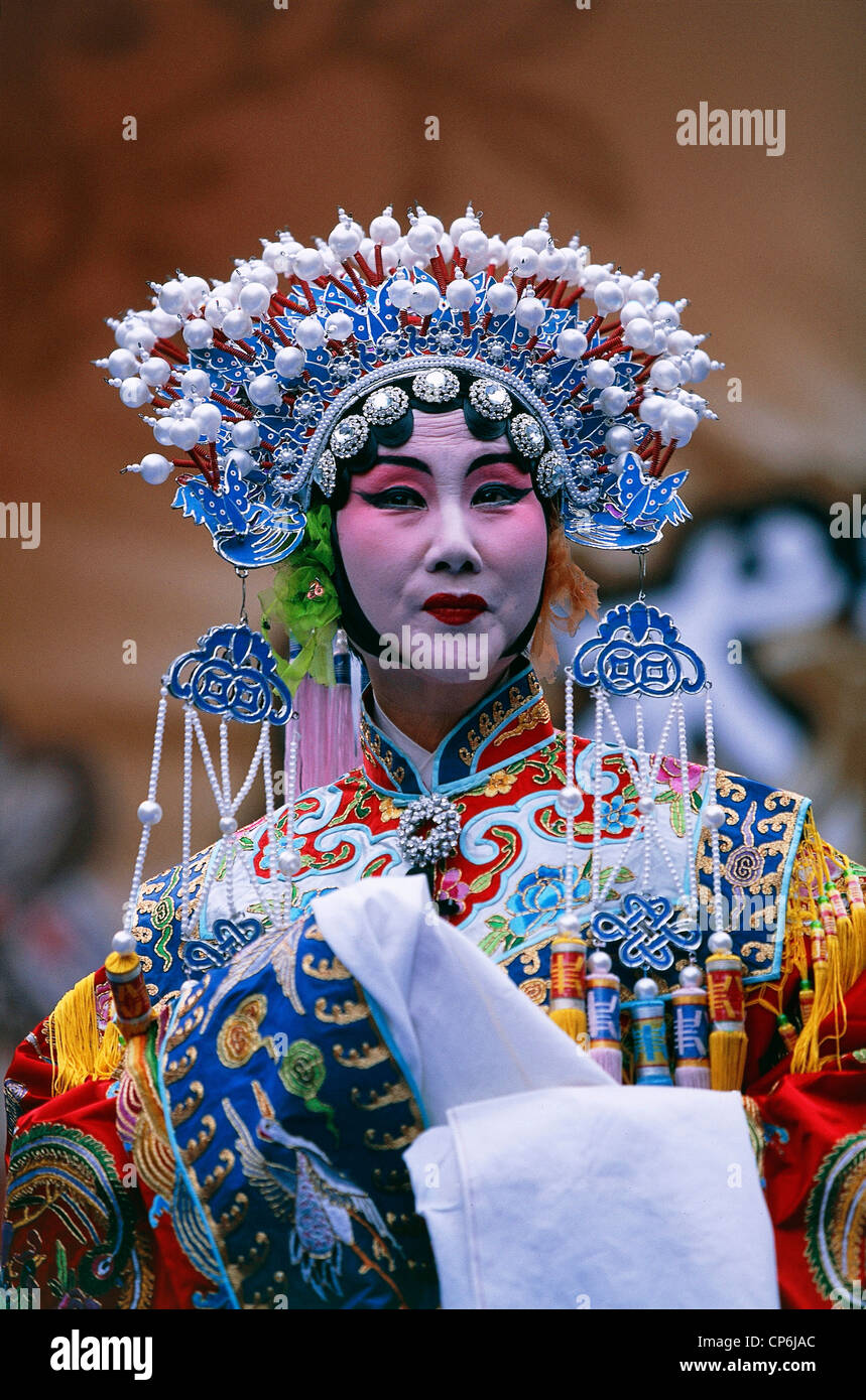 China - Jiangsu - Shanghai, Yu Garden area (Yu Yuan). Chinese Opera (Chinese Theatre), female character Stock Photo