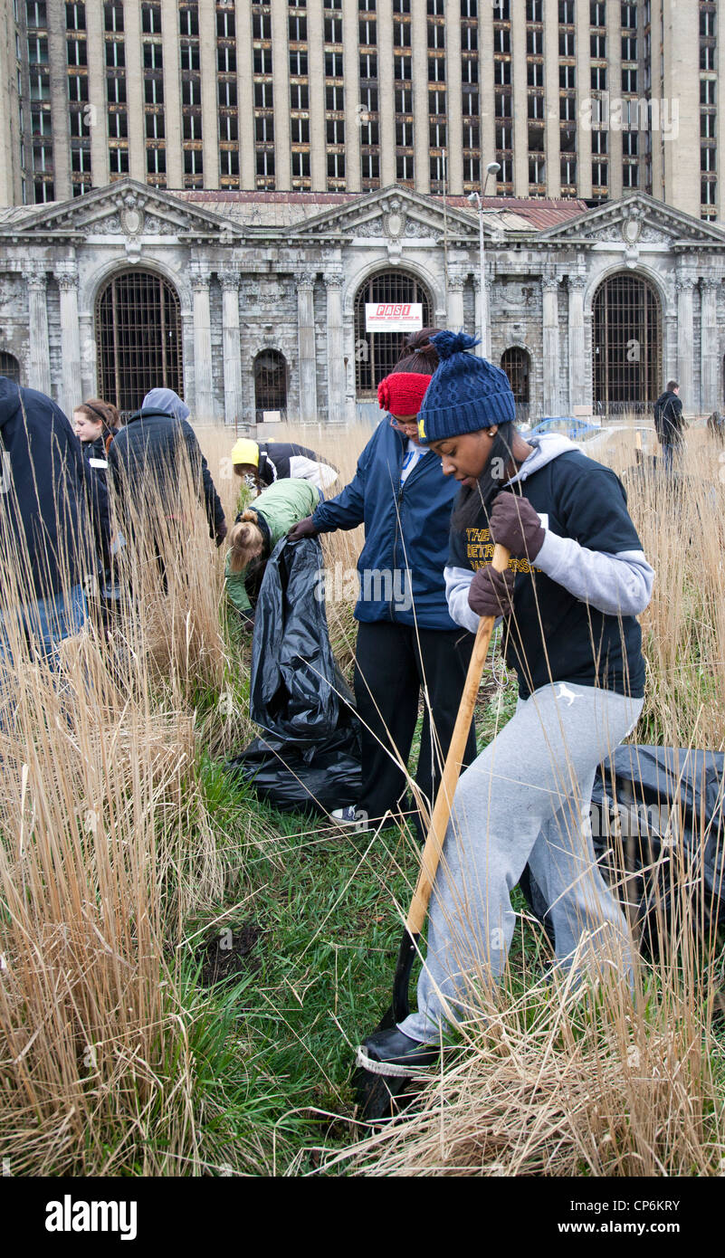 Student volunteers from Wayne State University pull weeds and trim the plantings in Roosevelt Park Stock Photo