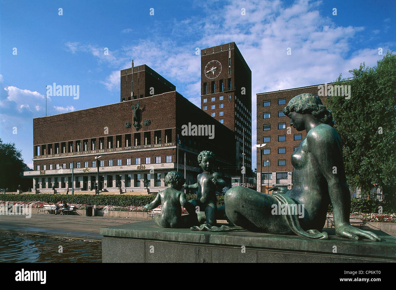 Norway - Oslo City Hall (Arnstein Arneberg Radhus. Architects and Magnus Poulsson, 1933-50) and a sculpture Stock Photo
