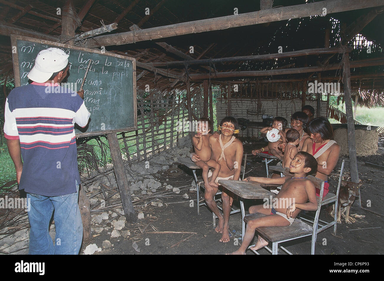 Venezuela Guayana Amazonas, near the Rio Siapa. A teacher teaches reading to a group of Yanomami Indians of the tribe Cavaroa Stock Photo