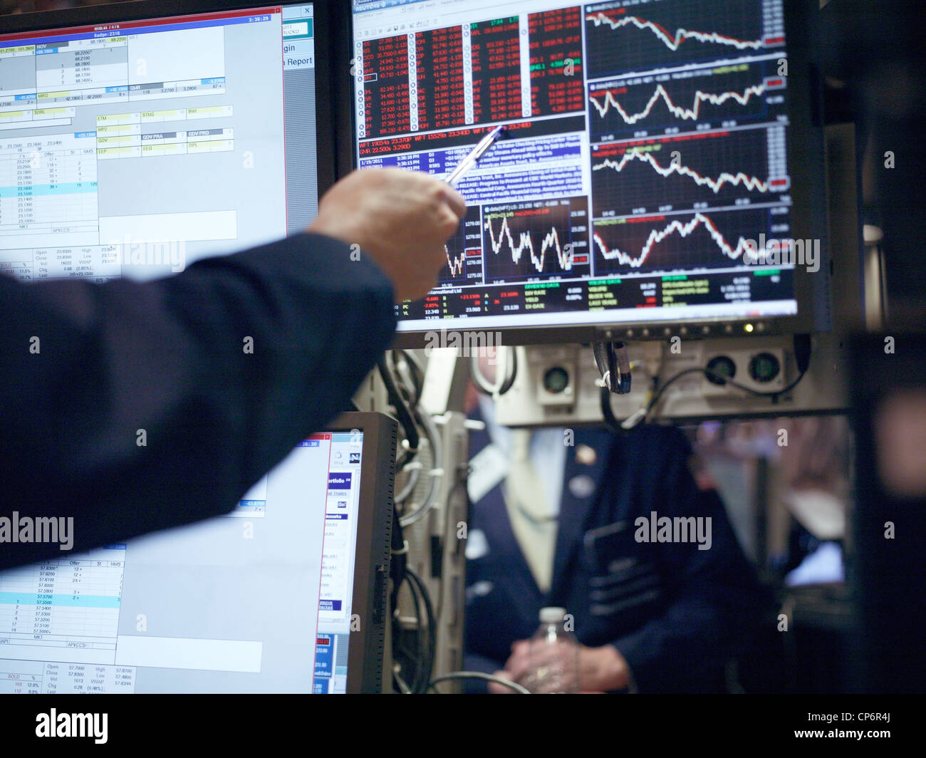 Брокерский рынок. Стоит на бирже и работает. Мониторы брокера. Фондовая биржа. Лже трейдер.