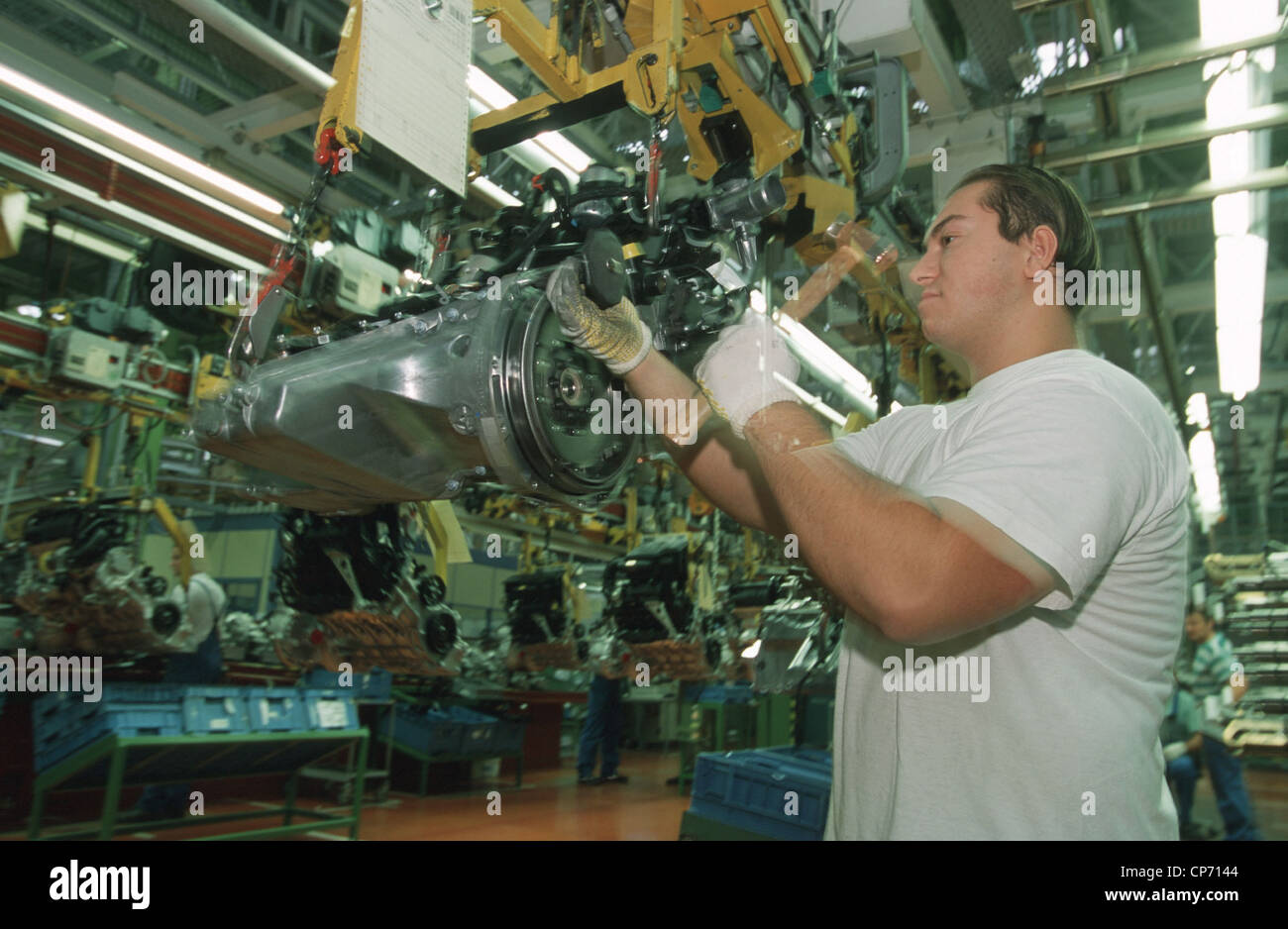 A worker during gearbox assembly at Daimler Chrysler AG, Rastatt, Germany Stock Photo