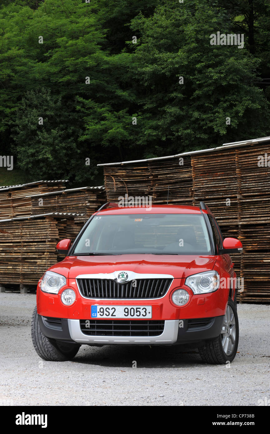 https://c8.alamy.com/comp/CP738B/2009-skoda-yeti-CP738B.jpg