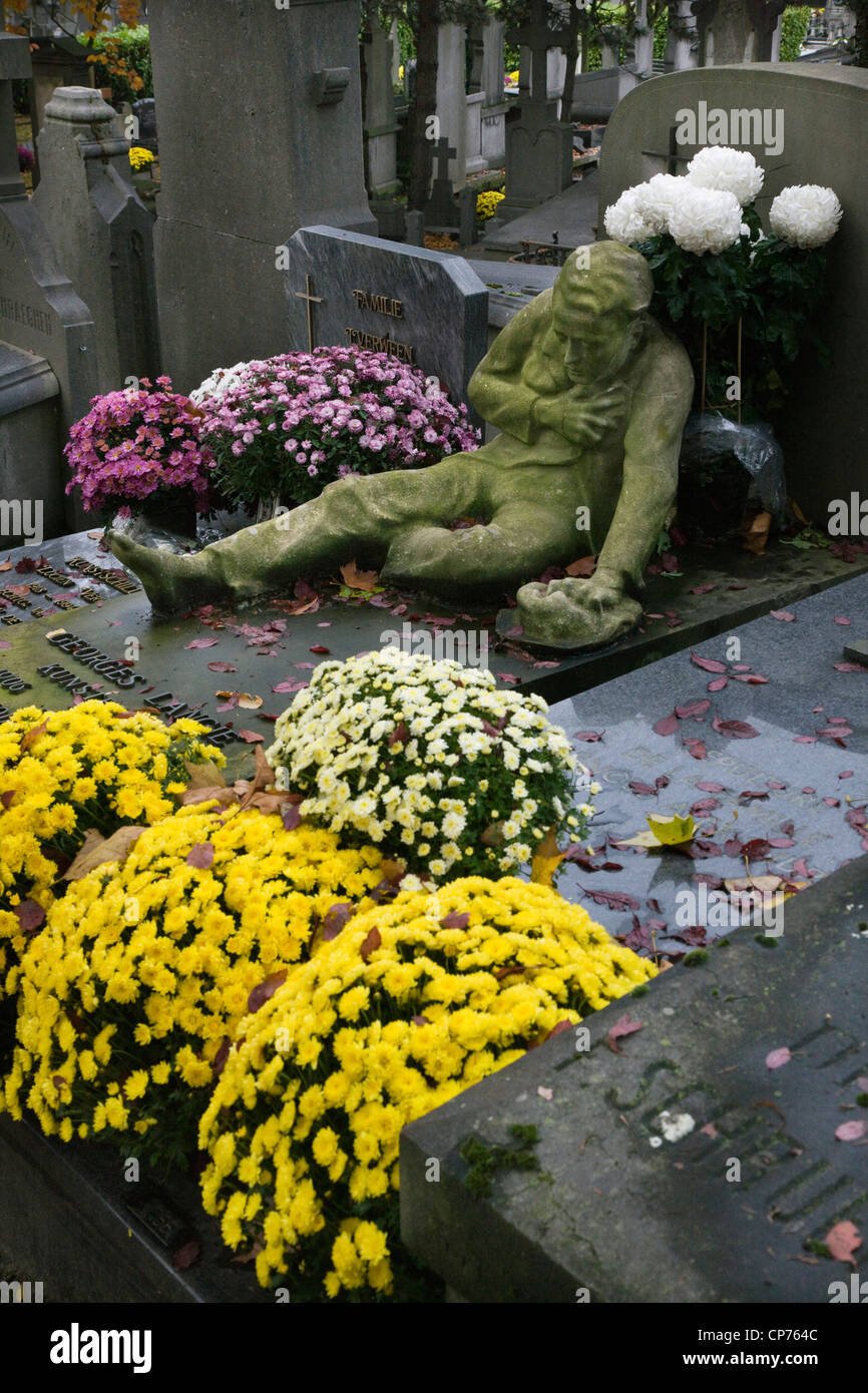 Flowers on graves at the Campo Santo cemetery in Sint-Amandsberg near Ghent, Belgium Stock Photo