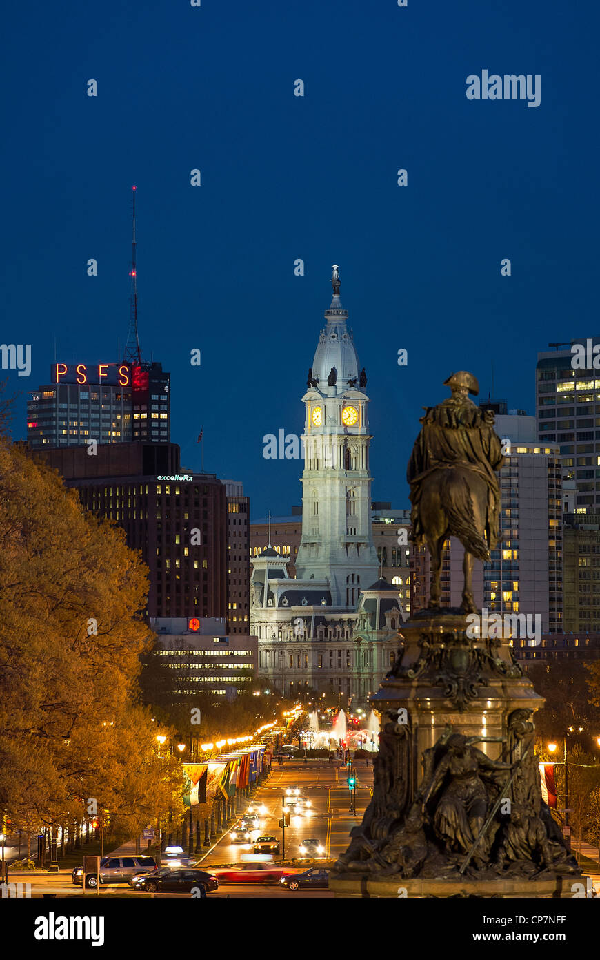 The Washington Monument at Eakins Oval looking to City Hall, Philadelphia, Pennsylvania, USA Stock Photo