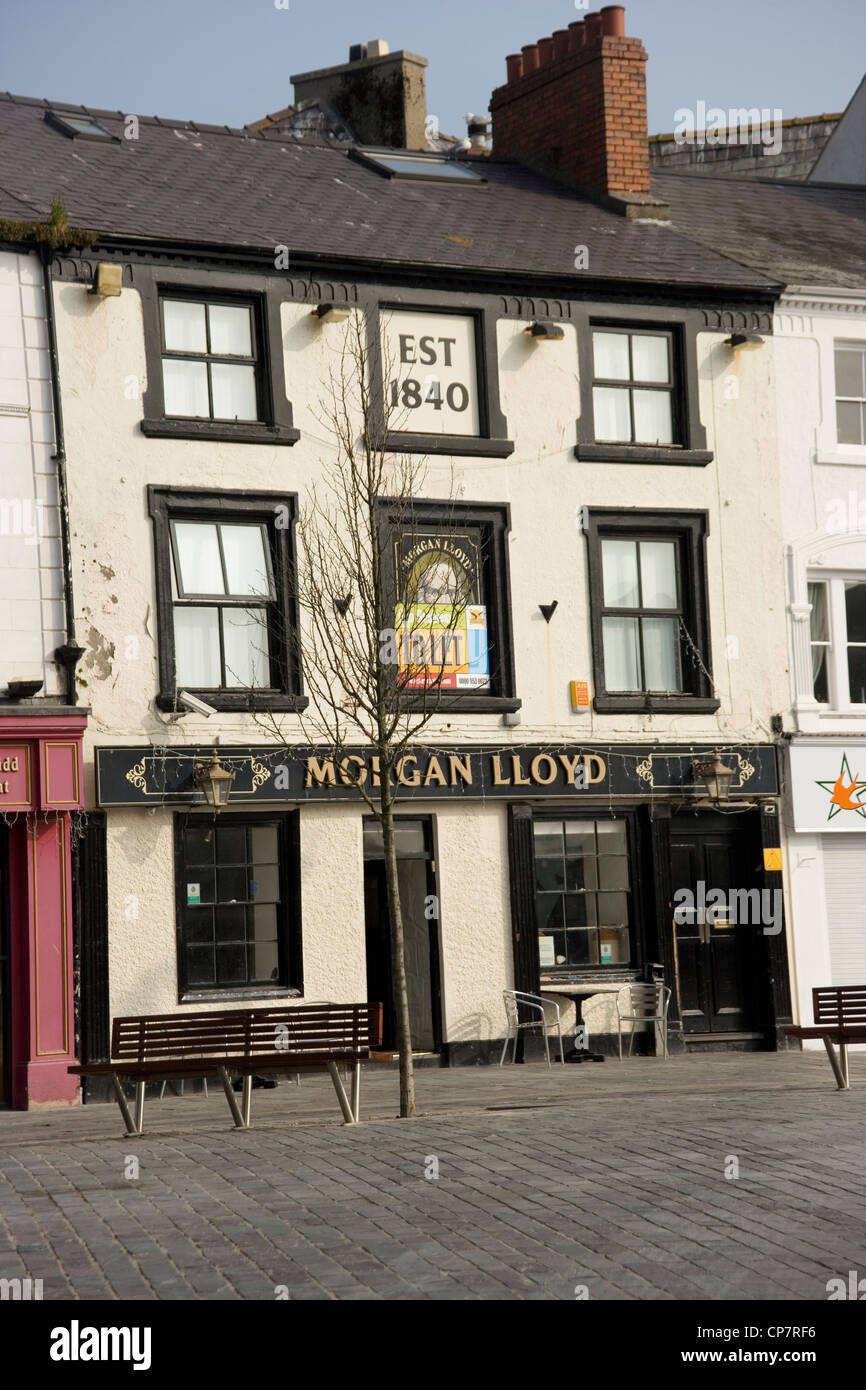 Lloyd pub in the Castle Square Caernarfon Stock Photo Alamy