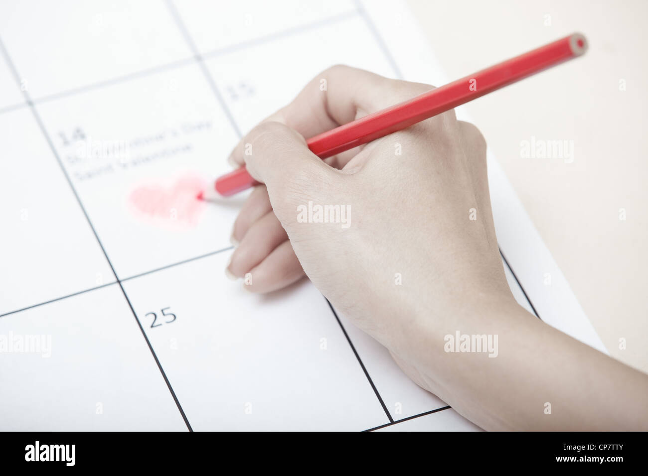 Woman hand drawing heart shape on a calendar Stock Photo - Alamy