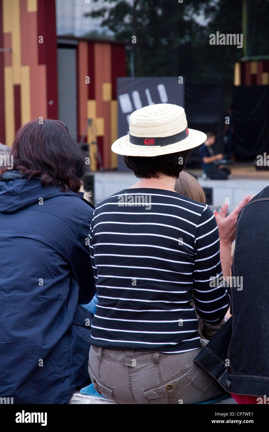 Spectator spectators visitor visitors hi-res stock photography and ...